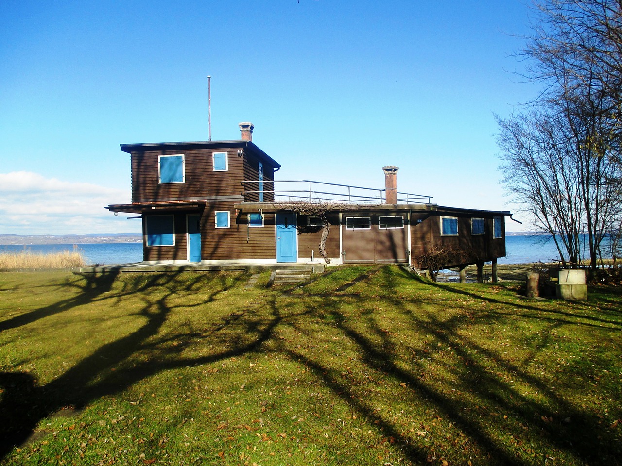 L’isolamento termico della casa in legno richiede, per dare ottimi risultati, pochi materiali e poco tempo. Tuttavia, questo non significa che non si debba prestare attenzione soprattutto nella scelta del design del foro finestra.